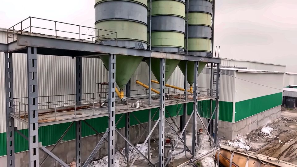 Bulk raw-material silos